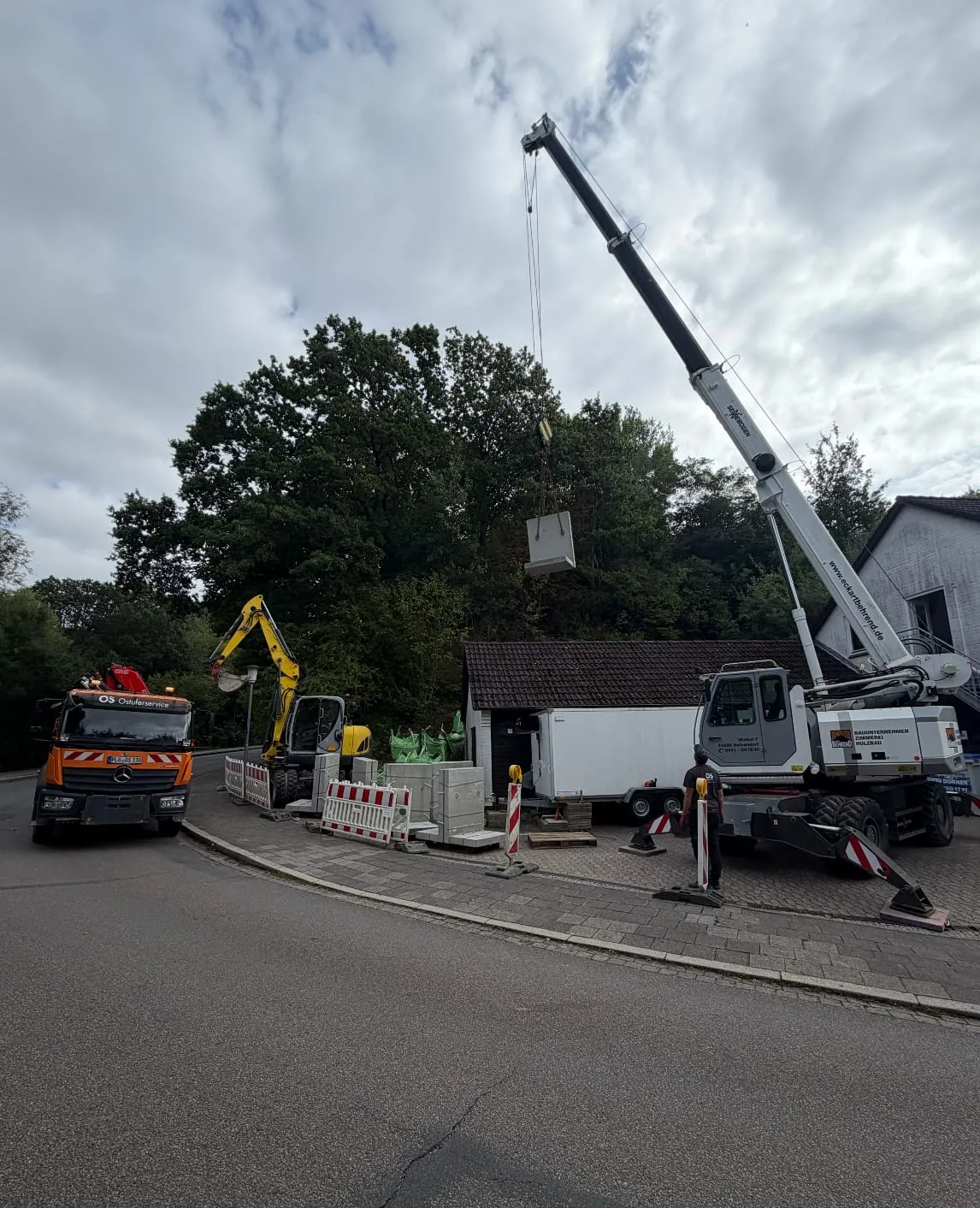 Transport der L-Steine per Kran über das Gebäude
