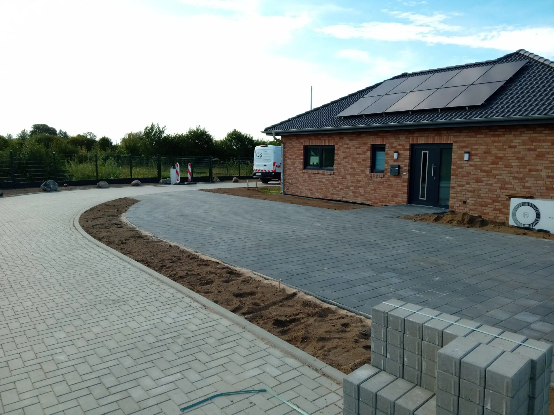 Pflasterarbeiten in Heikendorf & Kiel - eine frisch gepflasterte auffahrt in Heikendorf