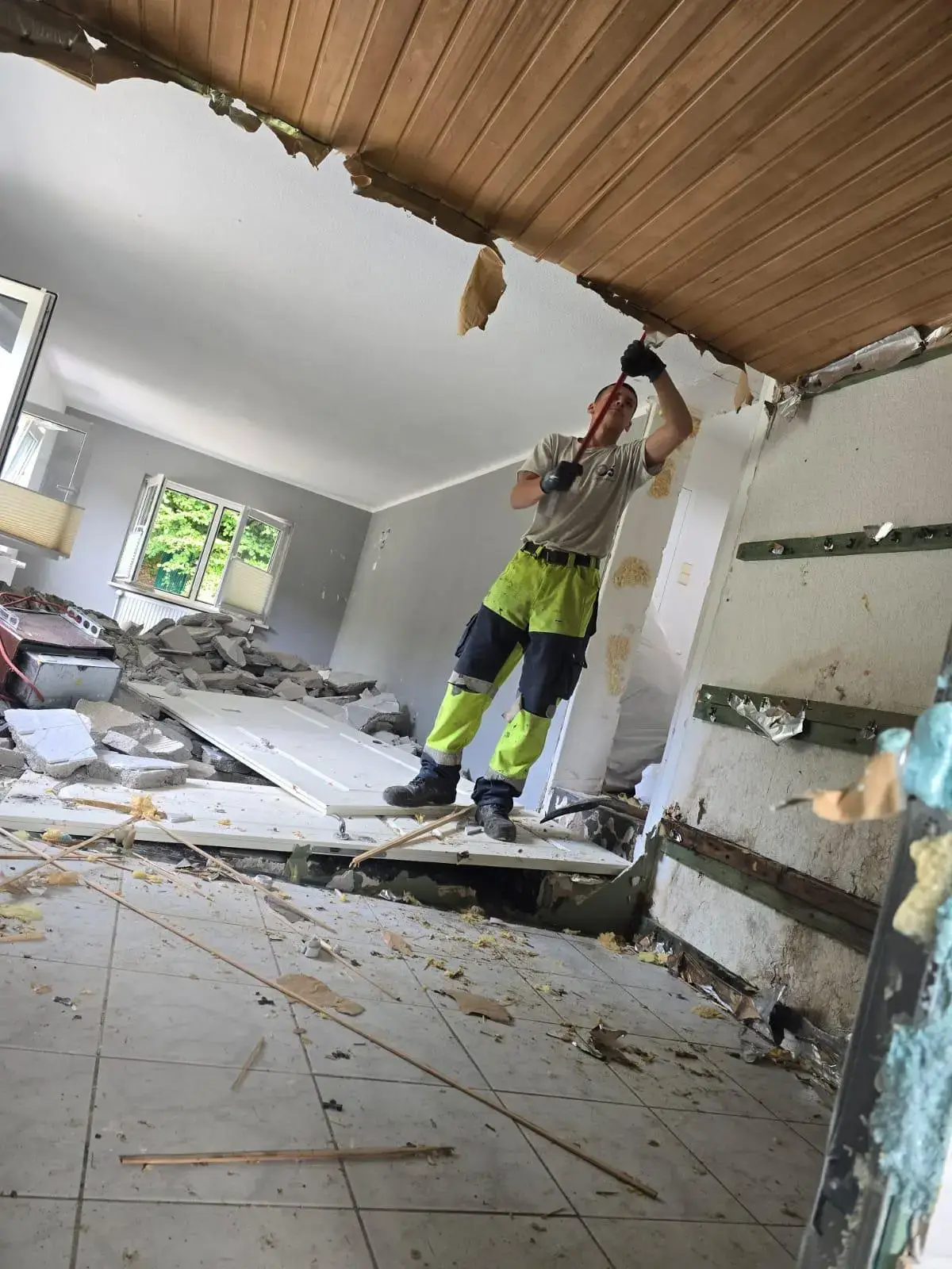 Entkernung in Heikendorf & Kiel - Mitarbeiter entkernt eine Wohnung in Kiel