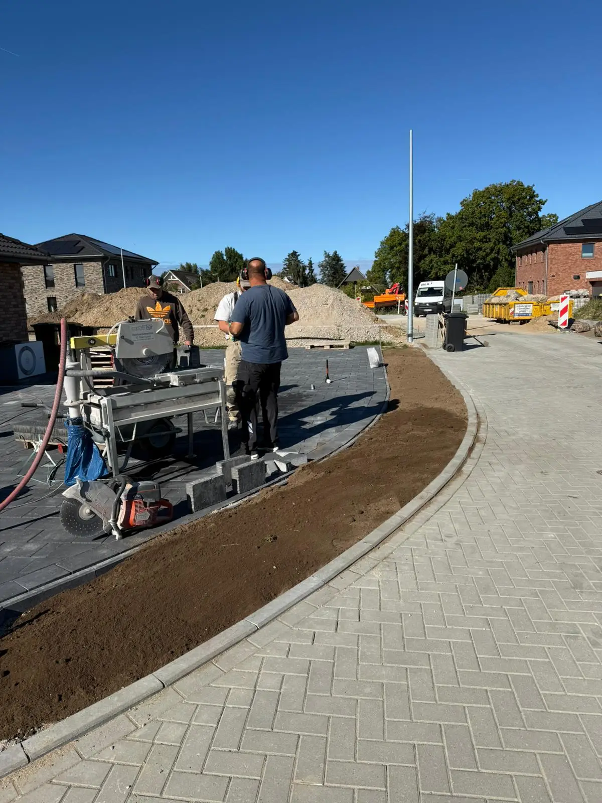 Mitarbeiter pflastern eine große Auffahrt in Kiel