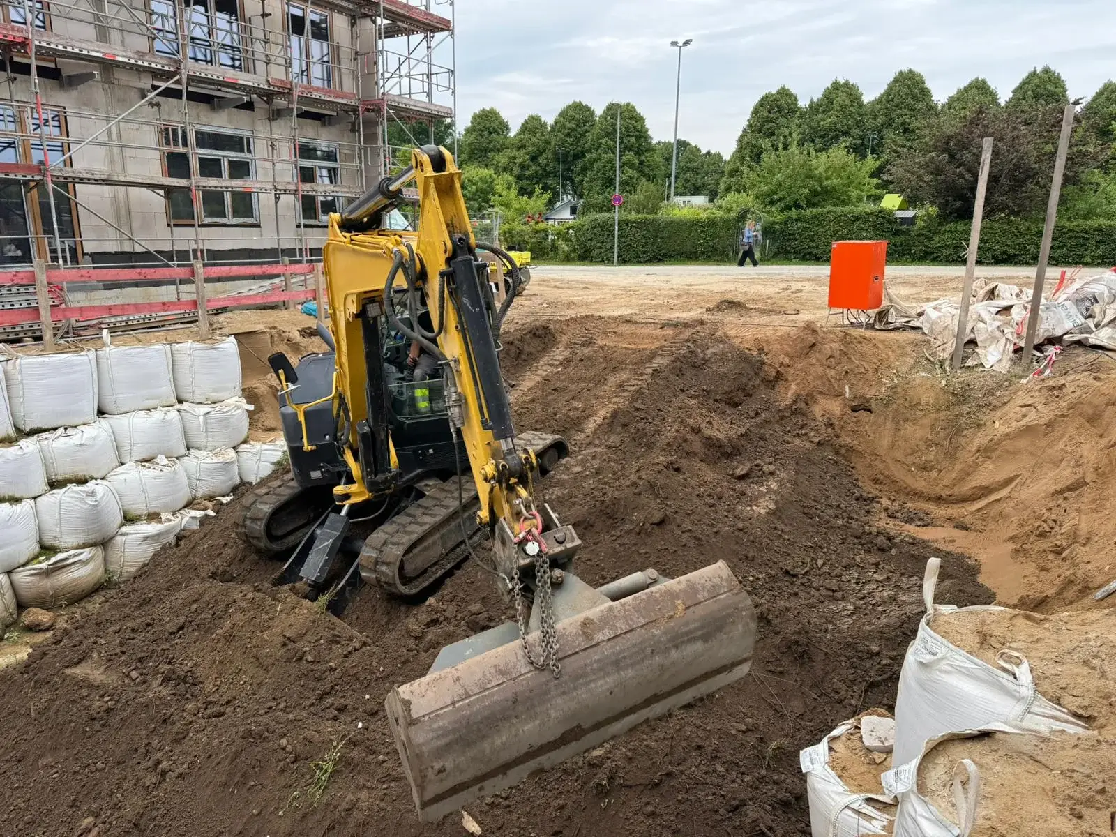 Baggerarbeiten in Kiel & Heikendorf - ein bagger hebt eine baugrube aus.