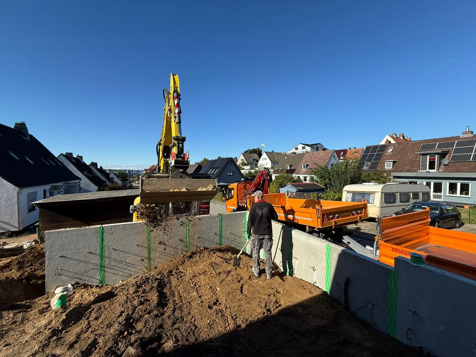 baggerarbeiten in Kiel - ein Bagger hebt eine baugrube aus